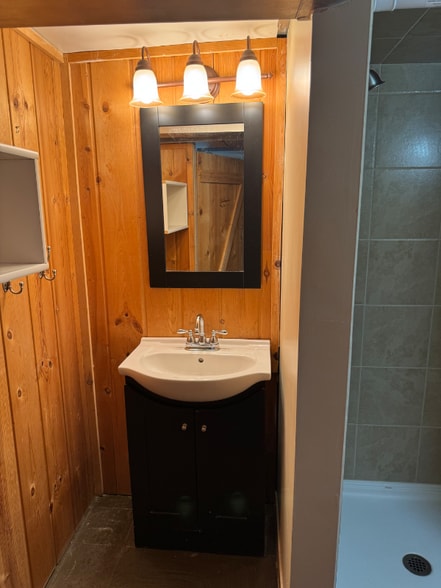 Building Photo - 825 E 35th Ave