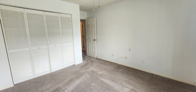 Building Photo - 1801 1801 E Lake Rd
