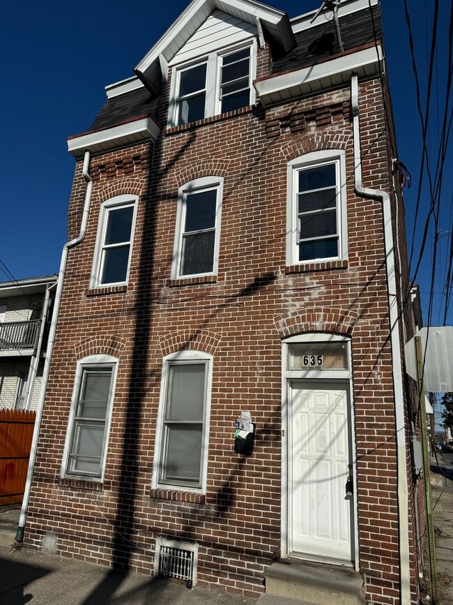 Building Photo - Remodeled LARGE FOUR BEDROOM End of Row