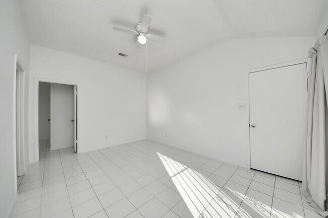 Building Photo - 10011 Berry Limb Dr