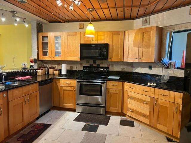 Building Photo - 600 Uno Lago Dr