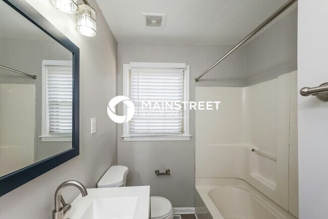 Building Photo - 3 Bedroom Pet-Friendly Home in Louisville,...