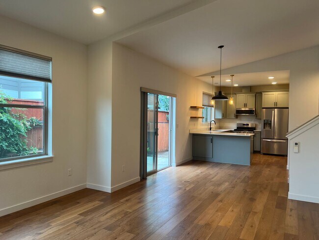 Building Photo - Contemporary 3/2.5 Talent home in Central Location | Available Now
