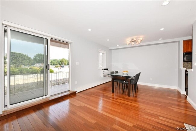 Building Photo - 320 E Shore Rd