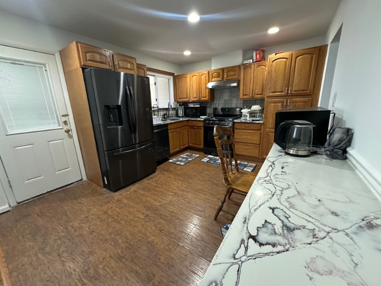 Building Photo - 1608 Jarvis Ave