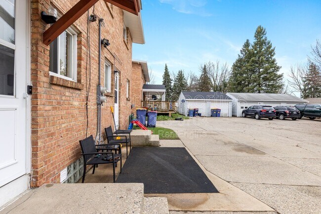 Building Photo - 841 Houseman Ave NE