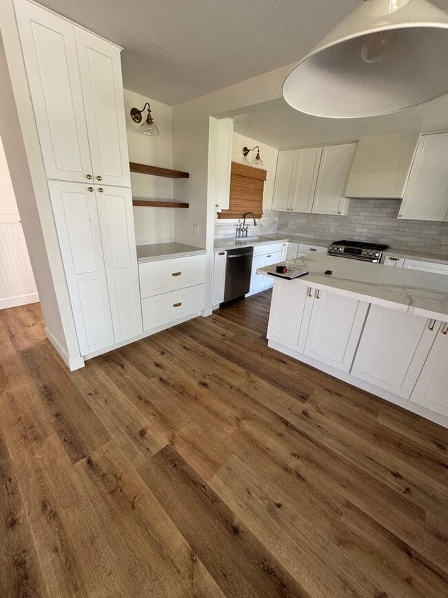 Building Photo - 3 Bedrooms 2 baths house fully remodeled.