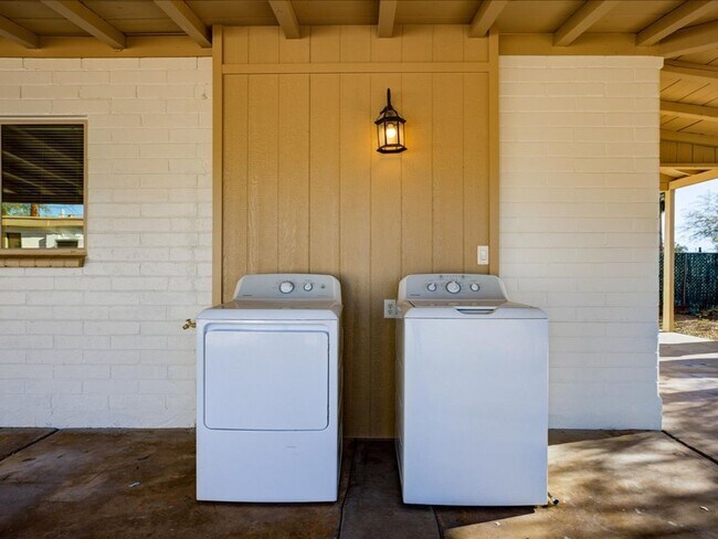 Building Photo - Modern Living with Private Mother-in-Law Suite!