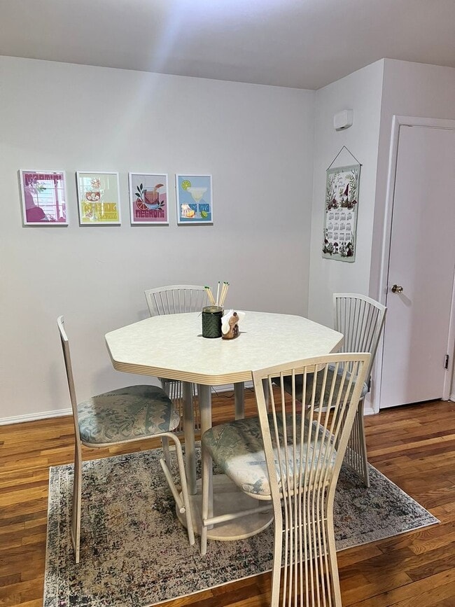 Building Photo - 2 BR IN HYDE PARK WITH OFF STREET PARKING