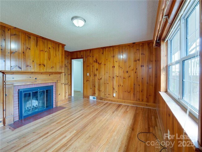 Building Photo - 1422 Holmes Dr
