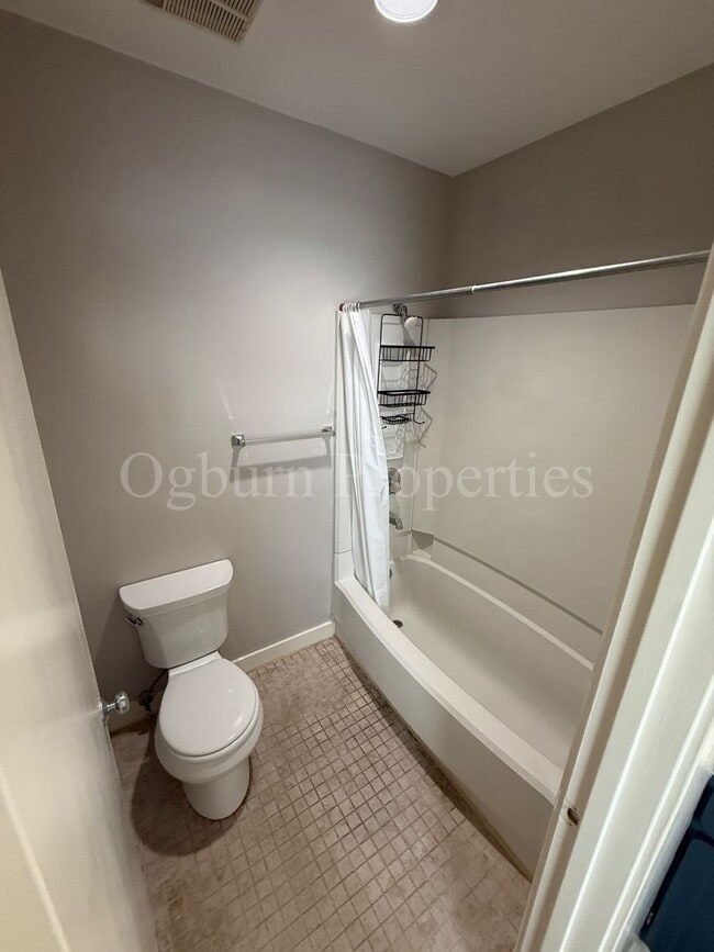 Building Photo - 315-507 N. Spruce St-1BR/1.5BA-Downtown APT!!!