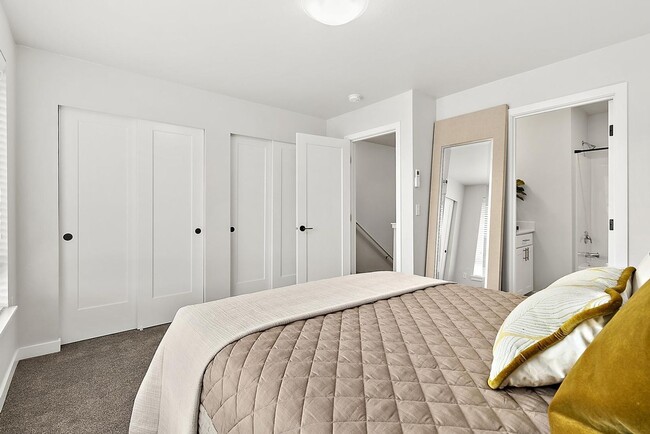 Building Photo - Spacious 3 Bedroom, 3 Bath Townhome with 1...