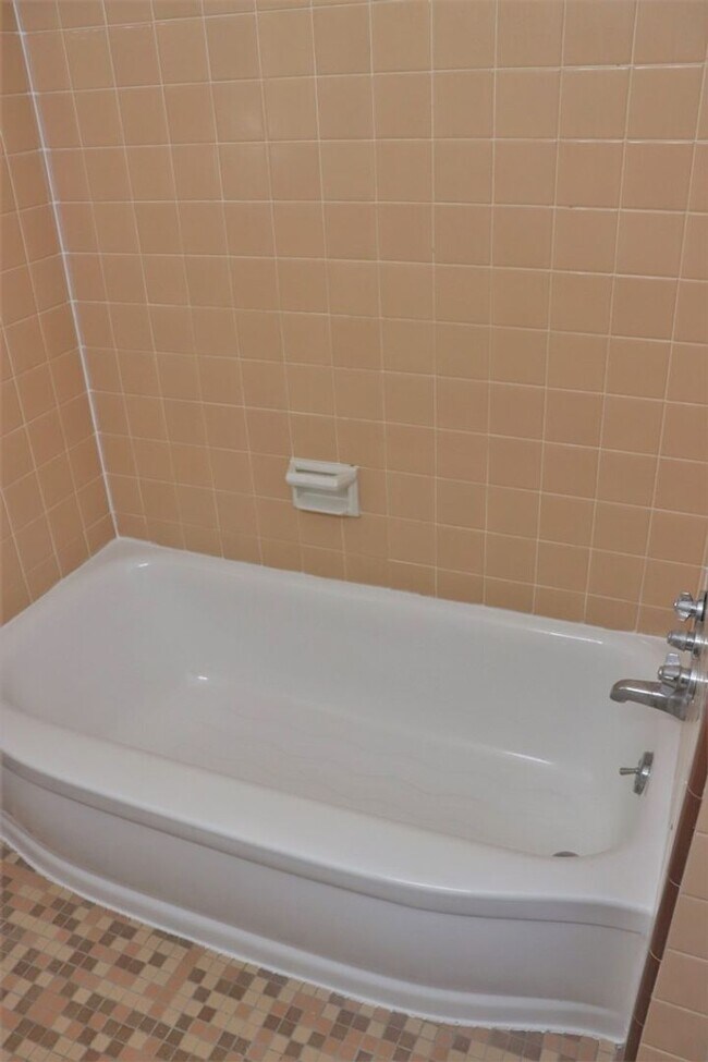 Building Photo - 3-Bedroom thats move-in ready and just wai...