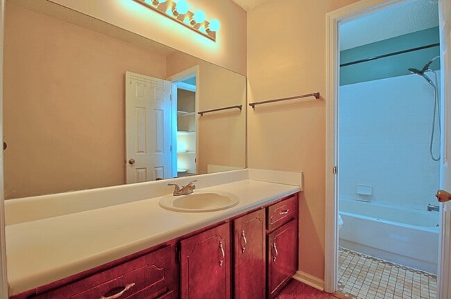 Building Photo - 948 Wedgewood Way