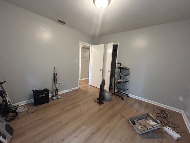 Building Photo - Beautiful 2/1 NW Gainesville with large yard