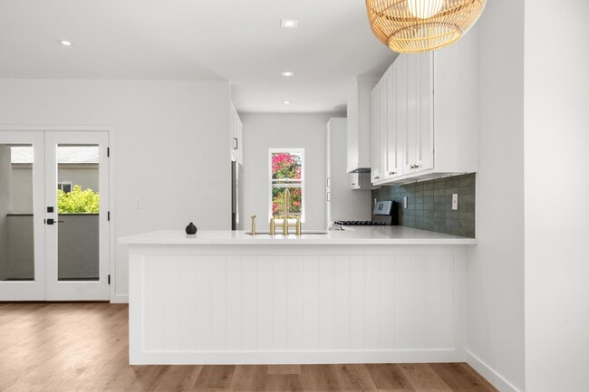 Building Photo - 7418 Romaine St