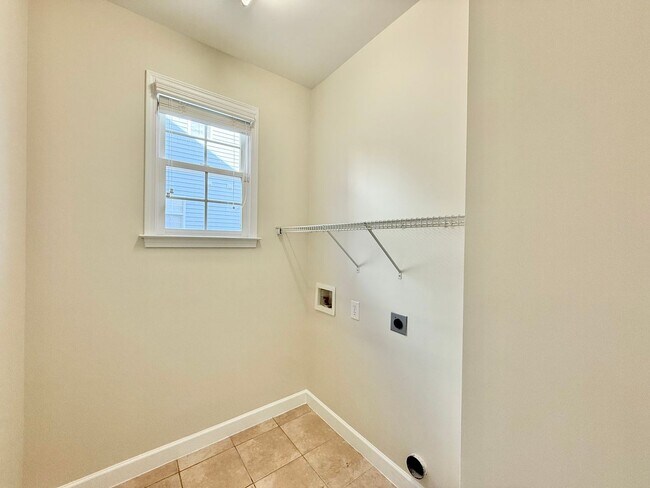 Building Photo - Gorgeous End Unit 3BD, 2.5BA Raleigh Townhome in a Prime Location Near Triangle Town Center, Poyn...