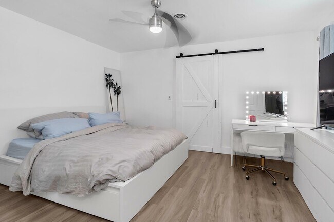 Building Photo - 2233 SE 15th St