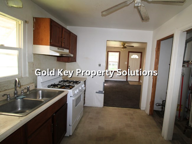 Building Photo - 2 BR 1 BA House with Covered Front Porch (...