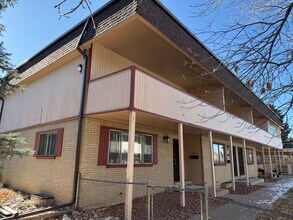 Building Photo - LARGE TOWNHOUSE IN CENTENNIAL!!!