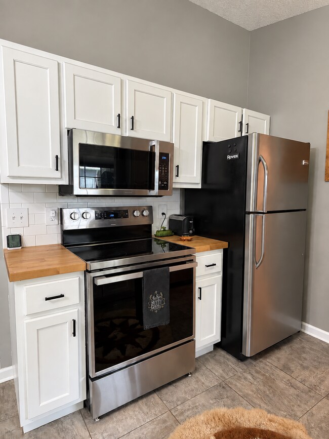 Building Photo - 663 Dallas Cir
