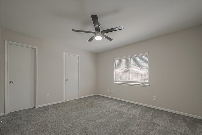 Building Photo - 2323 Pine Cone Dr