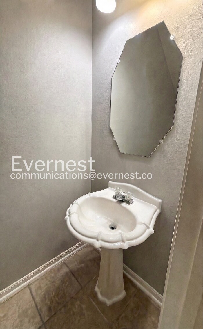 Building Photo - 6411 Sparrows Glen Ln