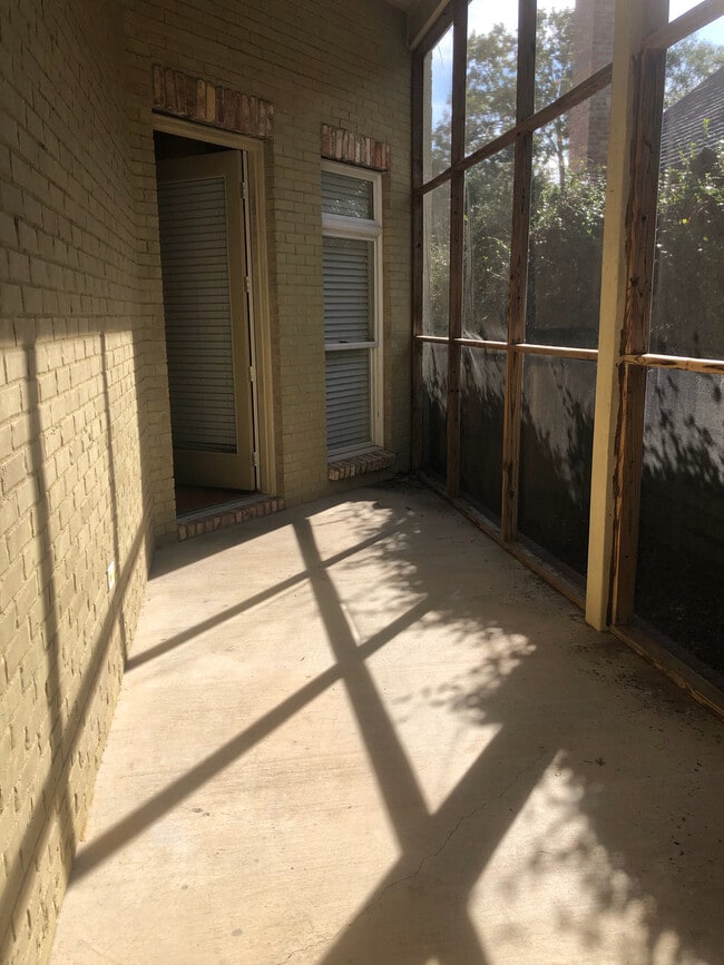 Building Photo - 13 Golf Club Rd