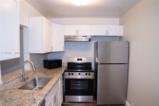 Building Photo - 4280 Woodside Dr