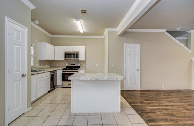 Building Photo - 6131 Scotchwood Dr