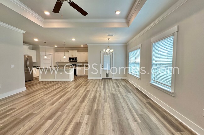 Building Photo - Pensacola 4/2 AVAILABLE NOW