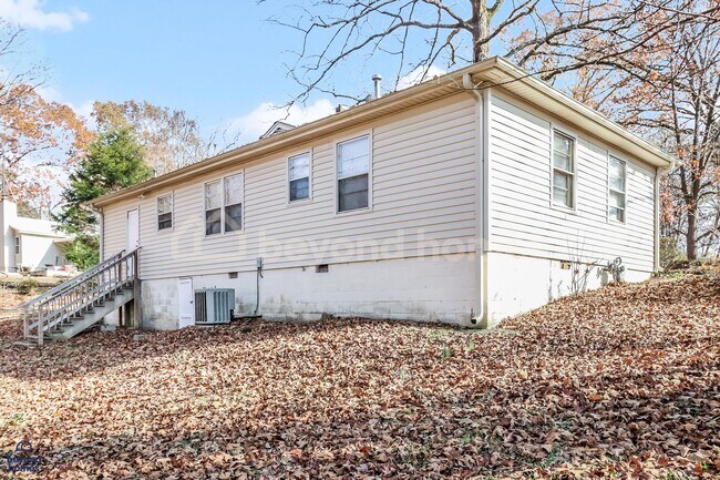 Building Photo - This 3 bedroom / 1 full bath and 1,284 sq feet House will Blow Your Mind!