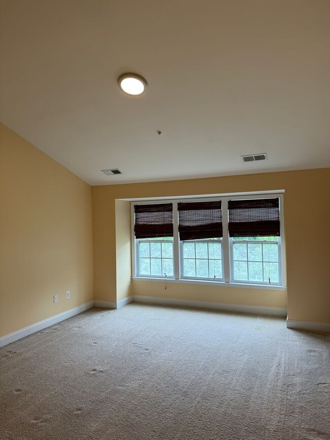 Building Photo - ACT FAST! 4 Bedroom Townhome in Desirable Gateway Overlook Community!
