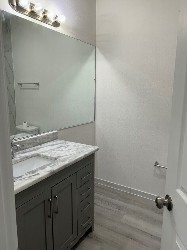 Building Photo - 10906 Southview St