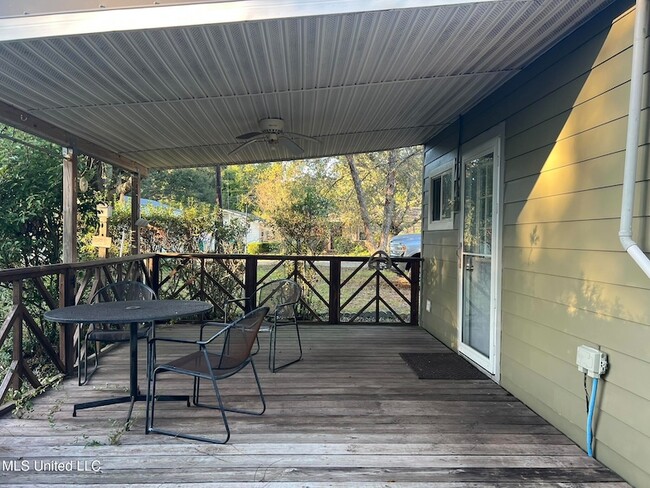 Building Photo - 285 Venetian Gardens