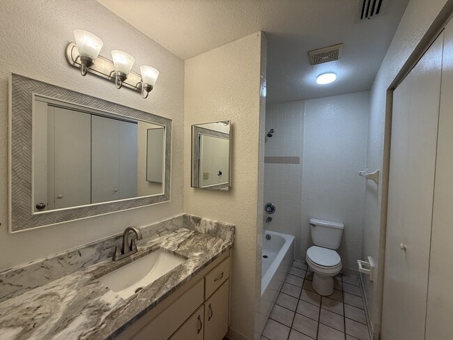 Building Photo - 1022 SW 4th Ave