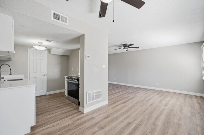 Building Photo - 8053 N 32nd Dr