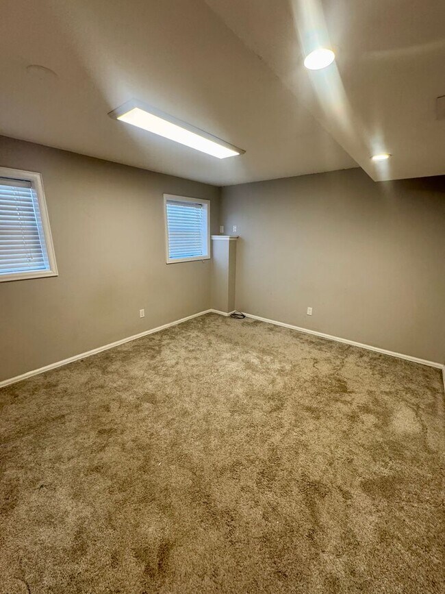 Building Photo - 4 Bedroom home in Stunning Rockrimmon