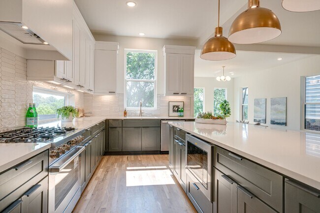 Building Photo - LIKE NEW - Beautiful 4 or 5 BR in Lockelan...