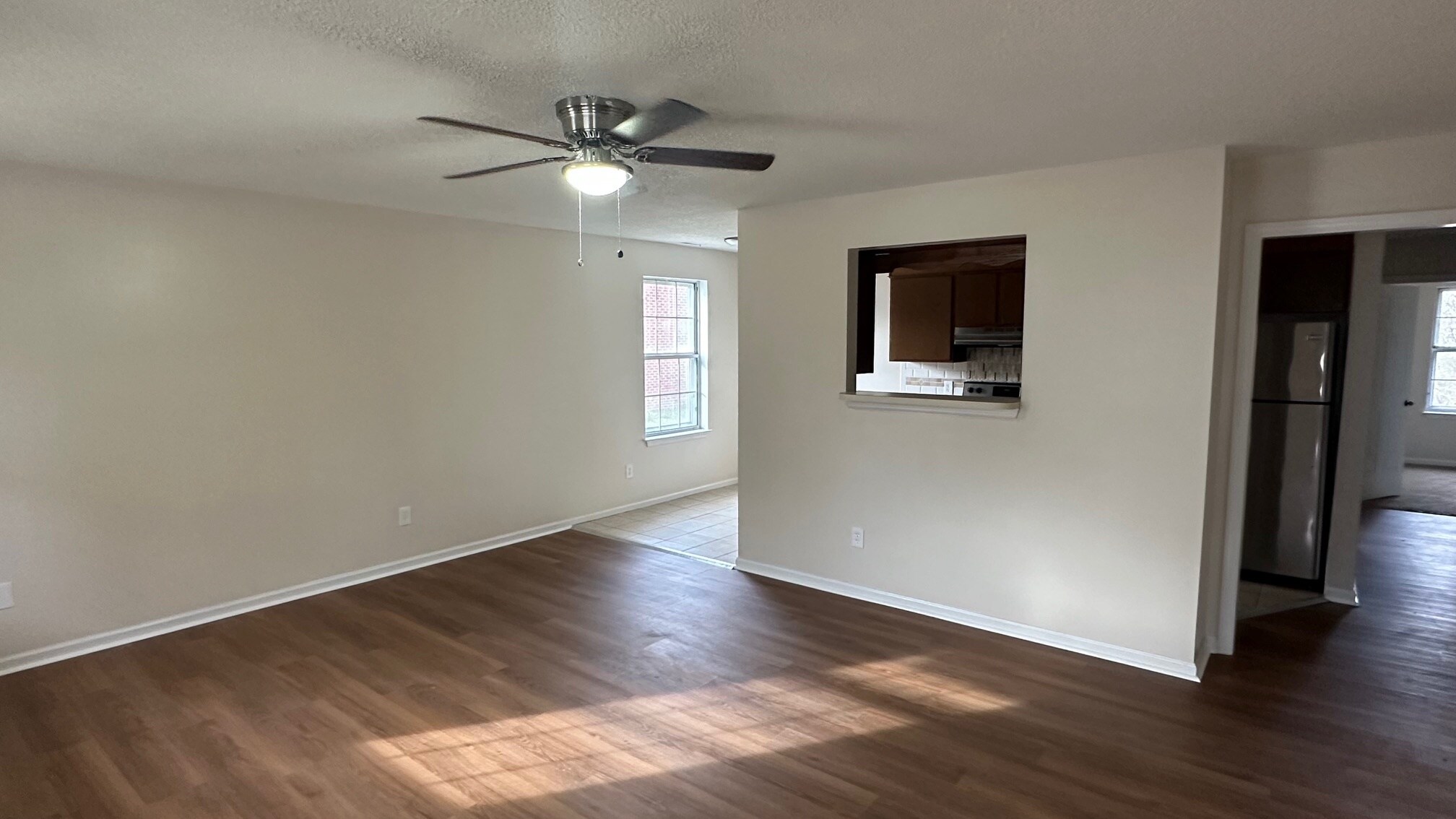 family room pass thru to kitchen - 5324 Pandoria Ave