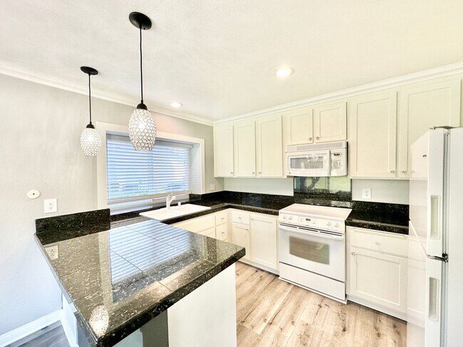 Building Photo - Beautiful, End-Unit, Ground Level, Largest SF 1/1 layout in the Pala Mesa Villas Community with G...