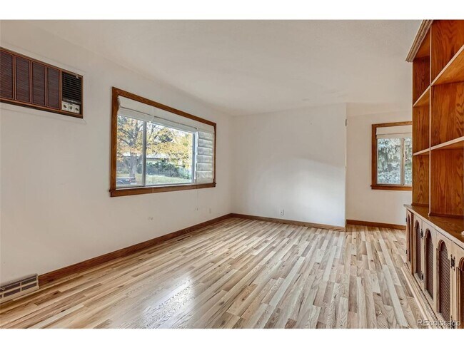 Building Photo - 1004 S Arbutus St