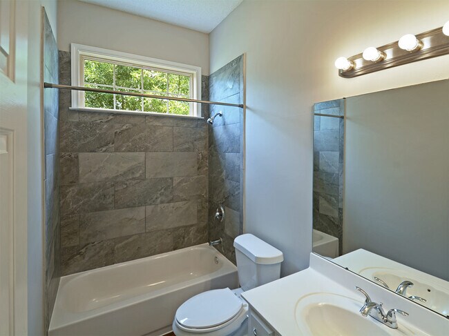 Building Photo - 3 BEDROOM, 2 BATH NEAR STATELINE RD AND ROSS RD