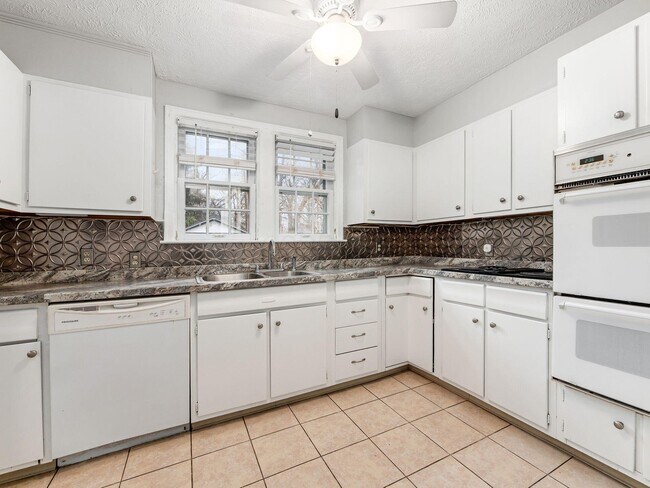 Building Photo - 495 Northview Dr