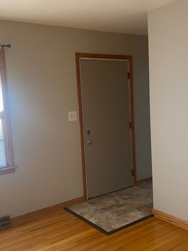 Building Photo - Ranch home with two car garage located on over 1/2 acre