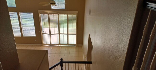 Building Photo - Bright And Airy End Unit In Gated Sanderling Community