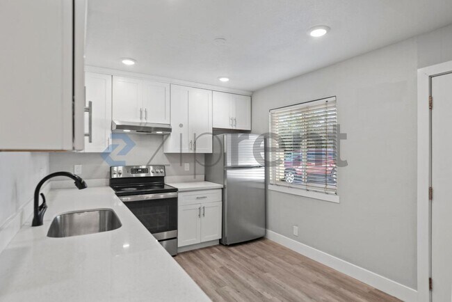 Building Photo - 26910 Manon Ave