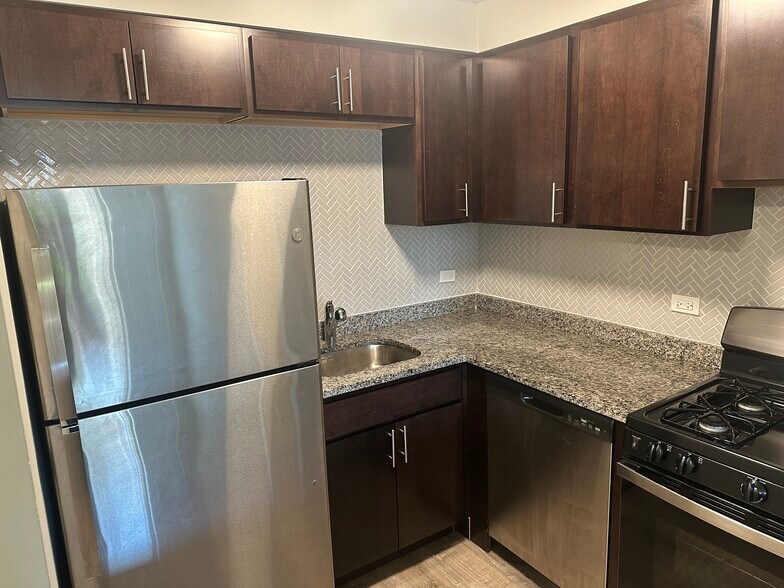 Building Photo - 542 W Surf St