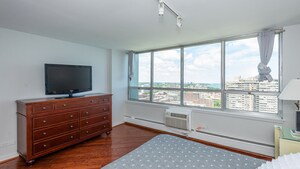 Building Photo - 6171 N Sheridan Rd