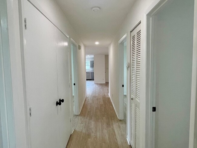 Building Photo - Spacious 4 Bedroom 2 Bathroom Single Famil...